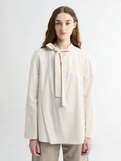 Ascot Bluse i Lys Creme