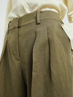 Bilbao Linen Pleated Bermuda Shorts i Khaki