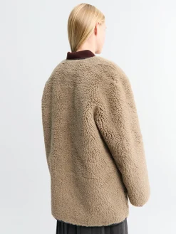 Collarless Buckled Shearling Jakke i Khaki Beige