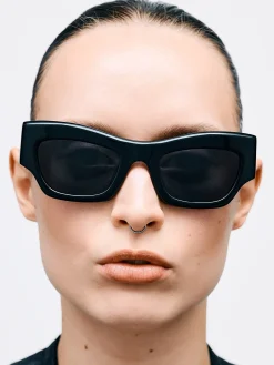 Flatlist x Sunflower Shade 03 Solbriller i Solid Black og Solid Black Lens