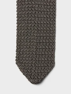 Formelt slips i grå åben strik