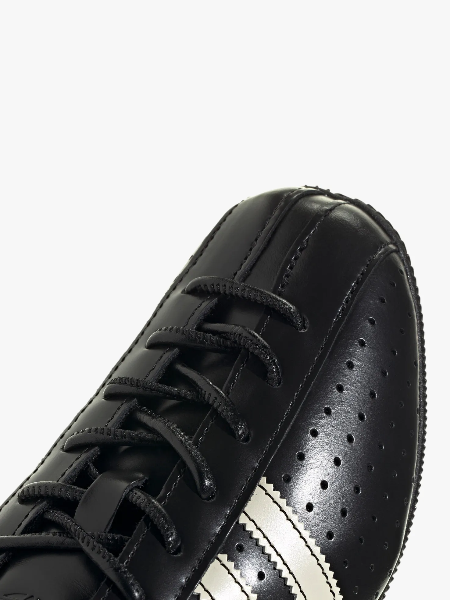 Japan Lux Sneakers in Core Black, Cloud White og Gold Metallic