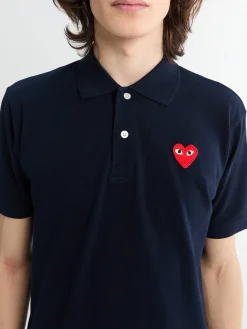 Polo med rødt emblem i navy