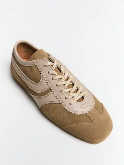 Ruskindssneakers med læderdetaljer i Beige