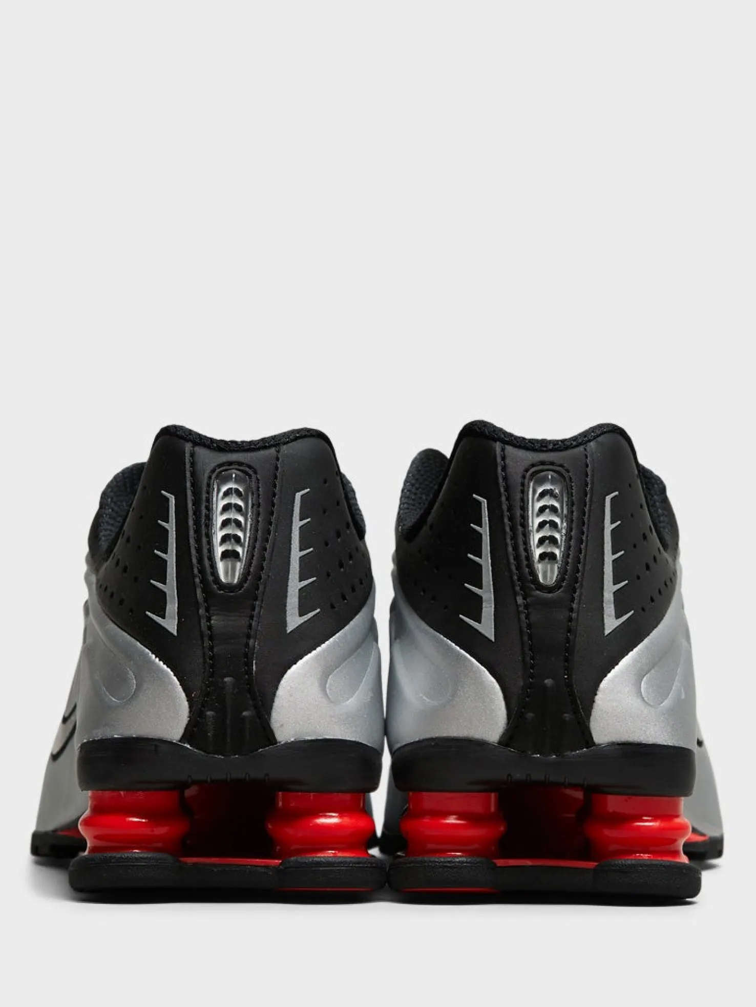 Shox R4 Sneakers i Black, Light Crimson og Metallic Silver