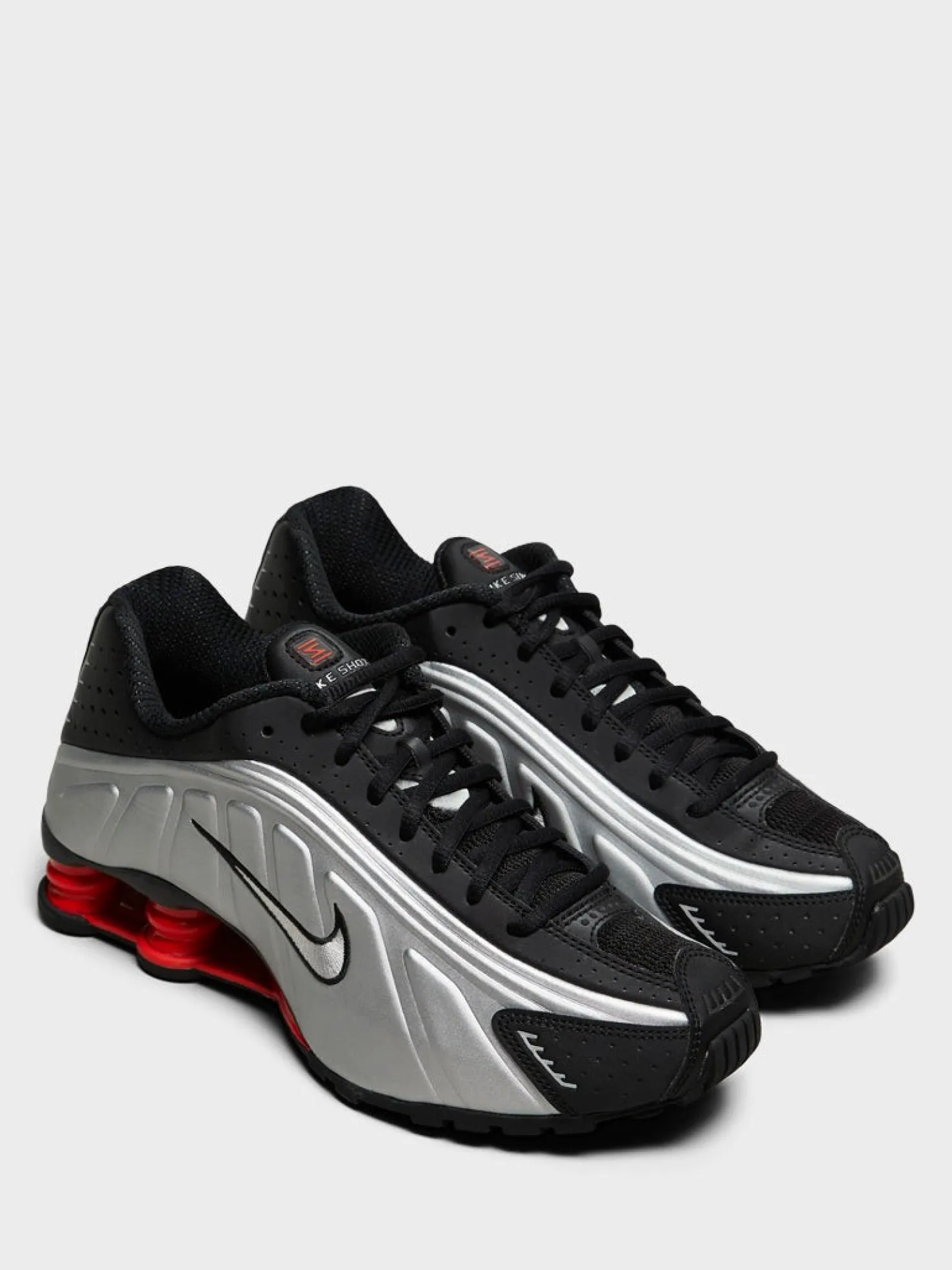 Shox R4 Sneakers i Black, Light Crimson og Metallic Silver