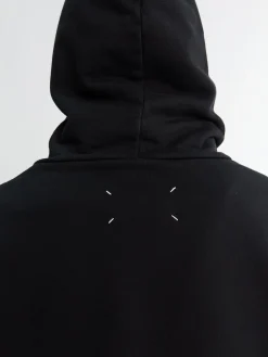 Sweatshirt med sort og hvid broderi