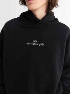 Sweatshirt med sort og hvid broderi