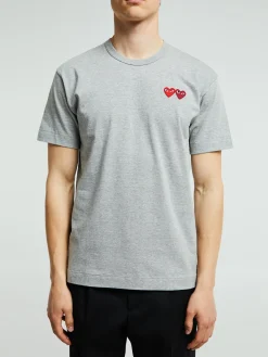 T-Shirt With Double Burgundy Emblem i Grå