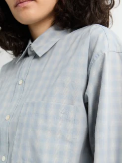 Unisex Cropped Ternede Skjorte i Soft Blue Check
